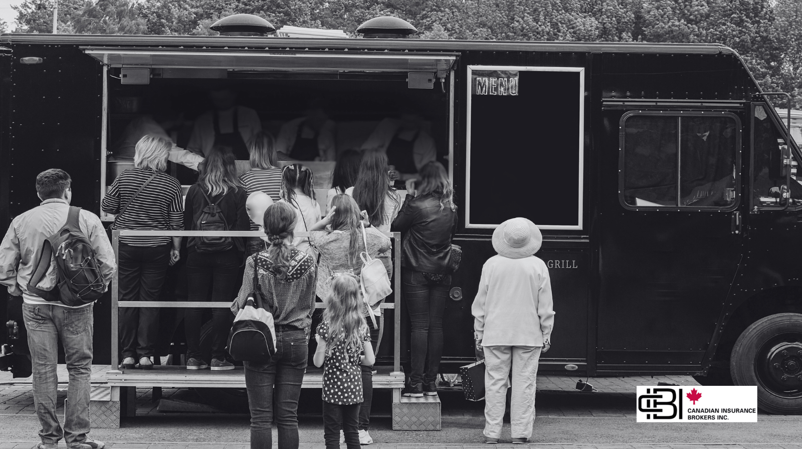 Customers lined up at a busy food truck in Ontario, representing food truck insurance for customer interactions, public liability, and mobile food service operations